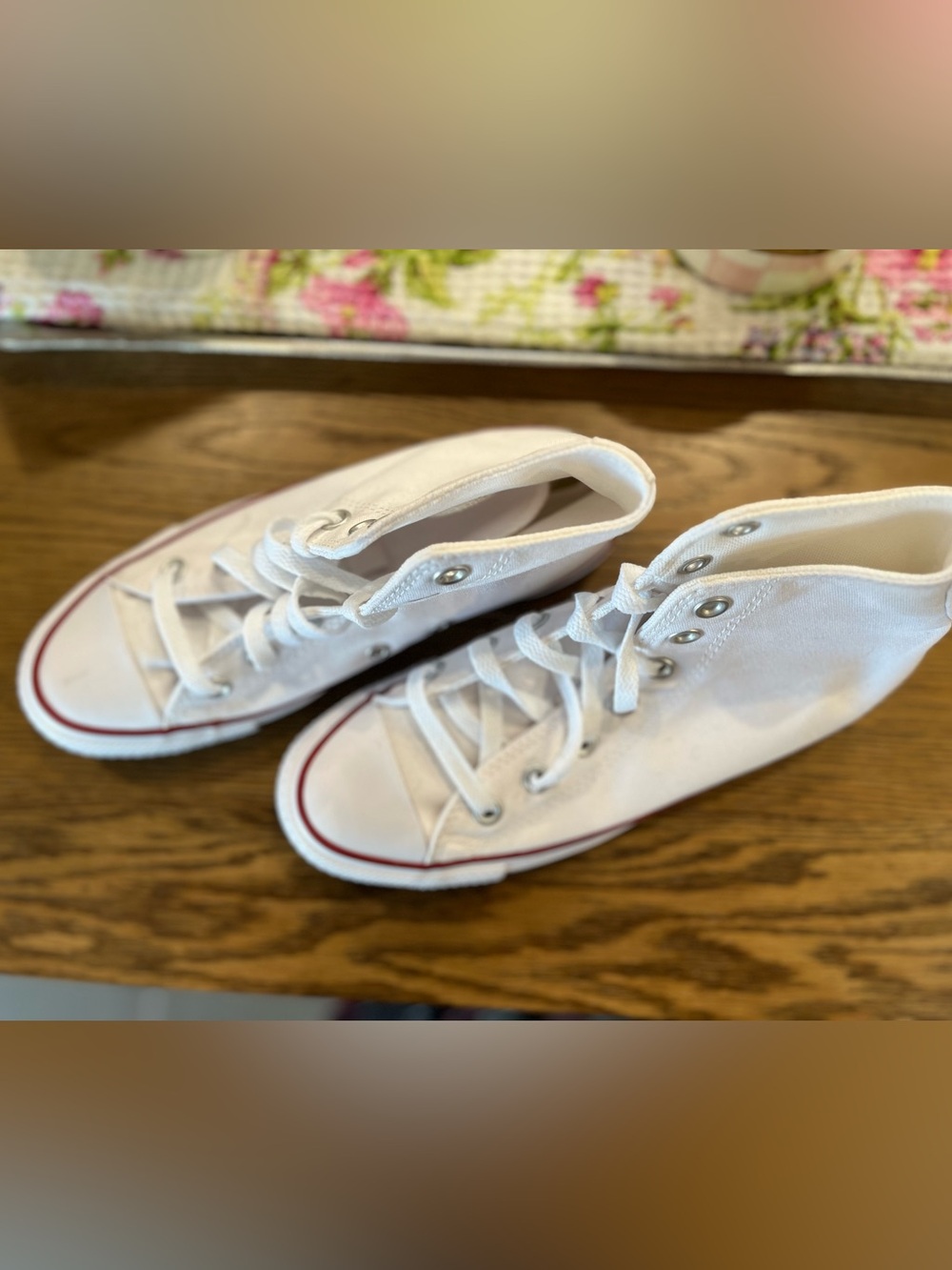 New Converse White Sneakers size 7 womens - Picture 3 of 9